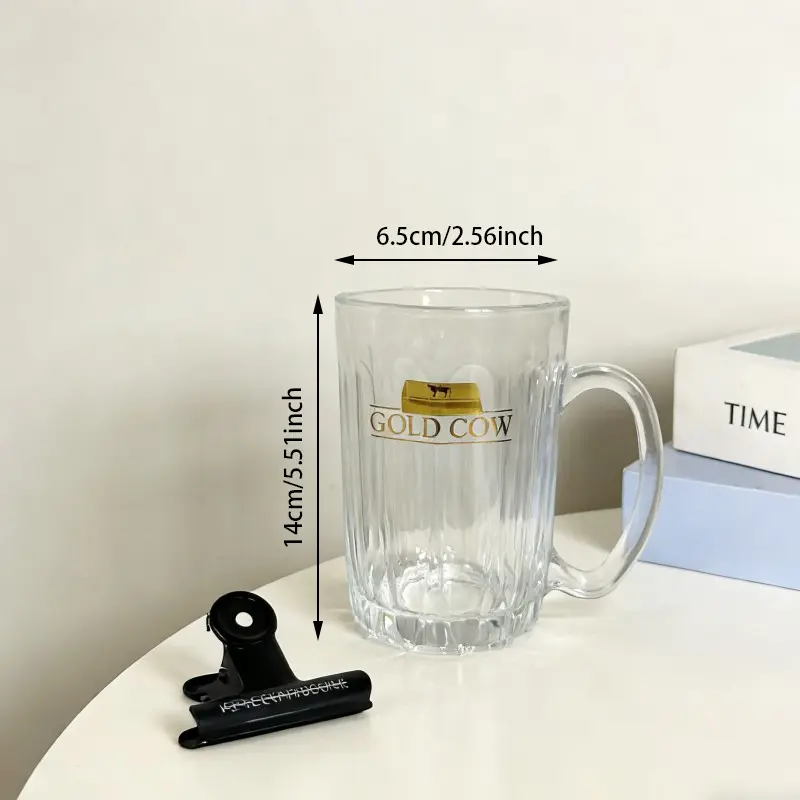 Sklenený hrnček na pivo s pruhovanou textúrou